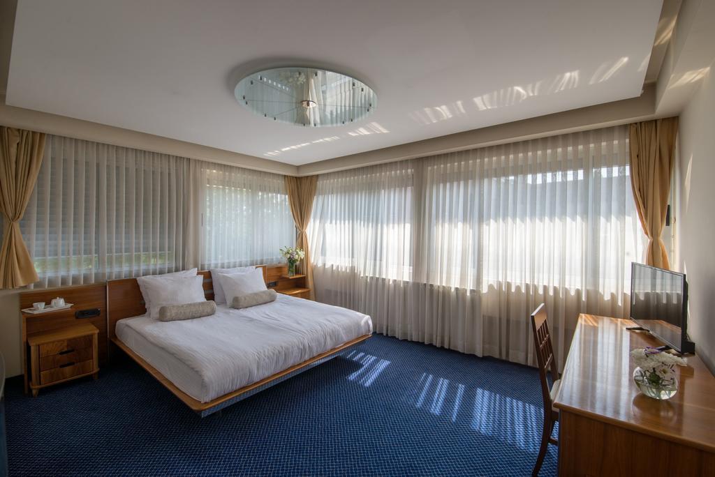 Hotel By Gastroid Іліджа Екстер'єр фото